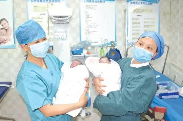 Vợ sinh đôi 2 con không giống nhau, chồng âm thầm đưa đi xét nghiệm rồi nín lặng-1