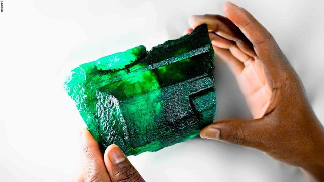 Đào được viên ngọc lục bảo to như quả dứa, nặng 1,1 kg-1