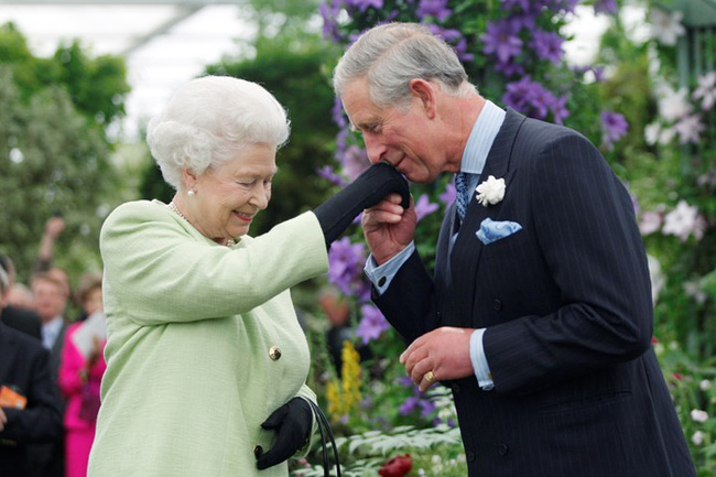 Người hâm mộ dậy sóng trước tin Nữ hoàng Anh ngầm chuyển giao quyền lực cho Charles, bà Camilla sẽ lên ngôi hoàng hậu-1