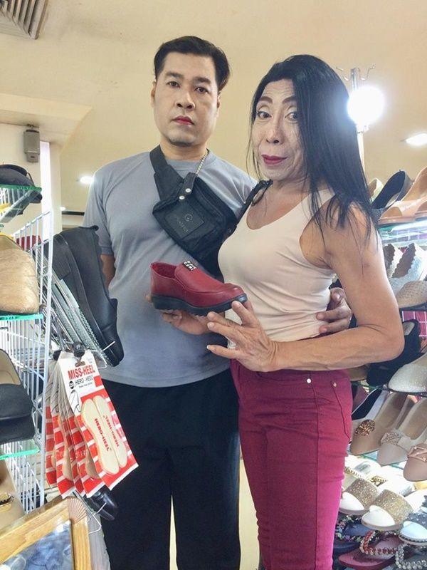 Gái già” chuyển giới Thái Lan gây sốc khi uốn éo hôn tình trẻ trong sinh nhật tuổi 57-1