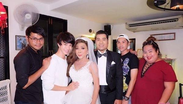 Gái già” chuyển giới Thái Lan gây sốc khi uốn éo hôn tình trẻ trong sinh nhật tuổi 57-3