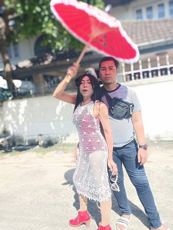 Gái già” chuyển giới Thái Lan gây sốc khi uốn éo hôn tình trẻ trong sinh nhật tuổi 57-4