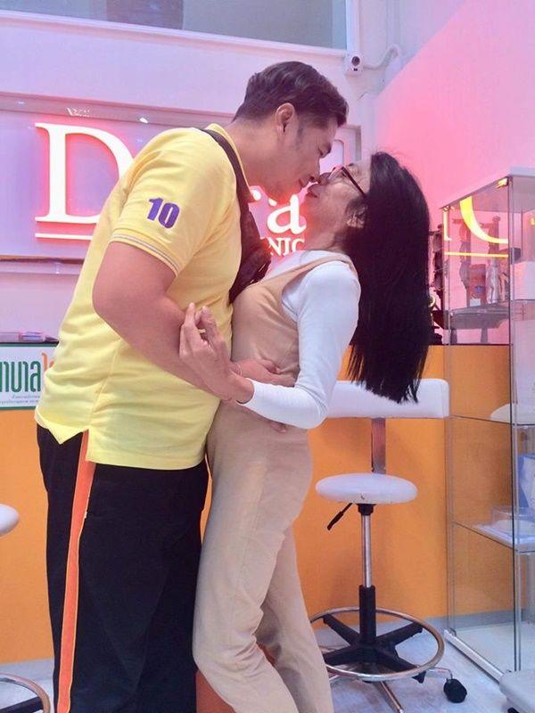 Gái già” chuyển giới Thái Lan gây sốc khi uốn éo hôn tình trẻ trong sinh nhật tuổi 57-5