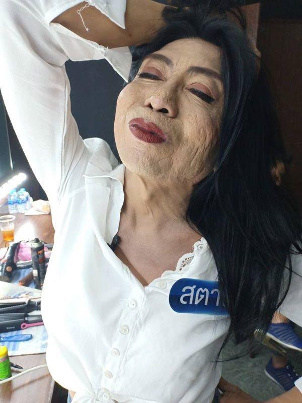 Gái già” chuyển giới Thái Lan gây sốc khi uốn éo hôn tình trẻ trong sinh nhật tuổi 57-8