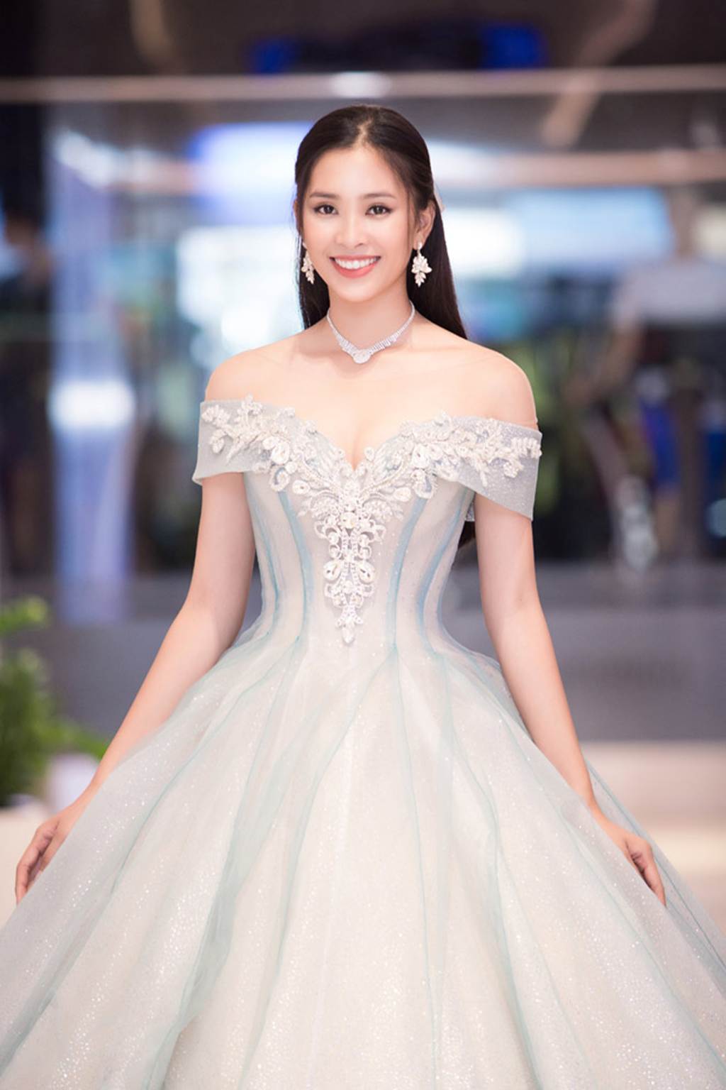 Thanh Hằng mãi tuổi 18 nhí nhảnh diện váy cô dâu  Tuổi Trẻ Online
