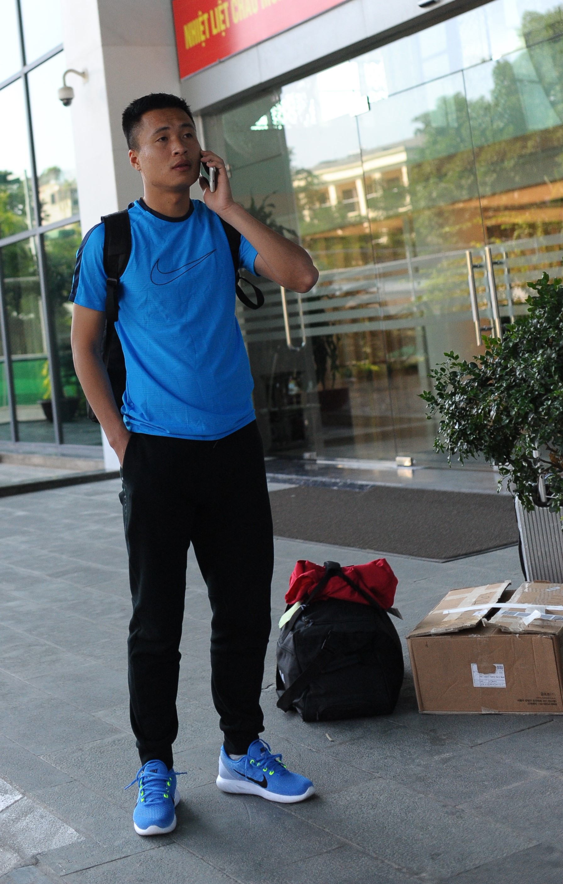 Hồng Duy buồn rầu, Văn Đức vào trong xe ô tô tâm sự trước khi Minh Vương rời đội tuyển Việt Nam-6