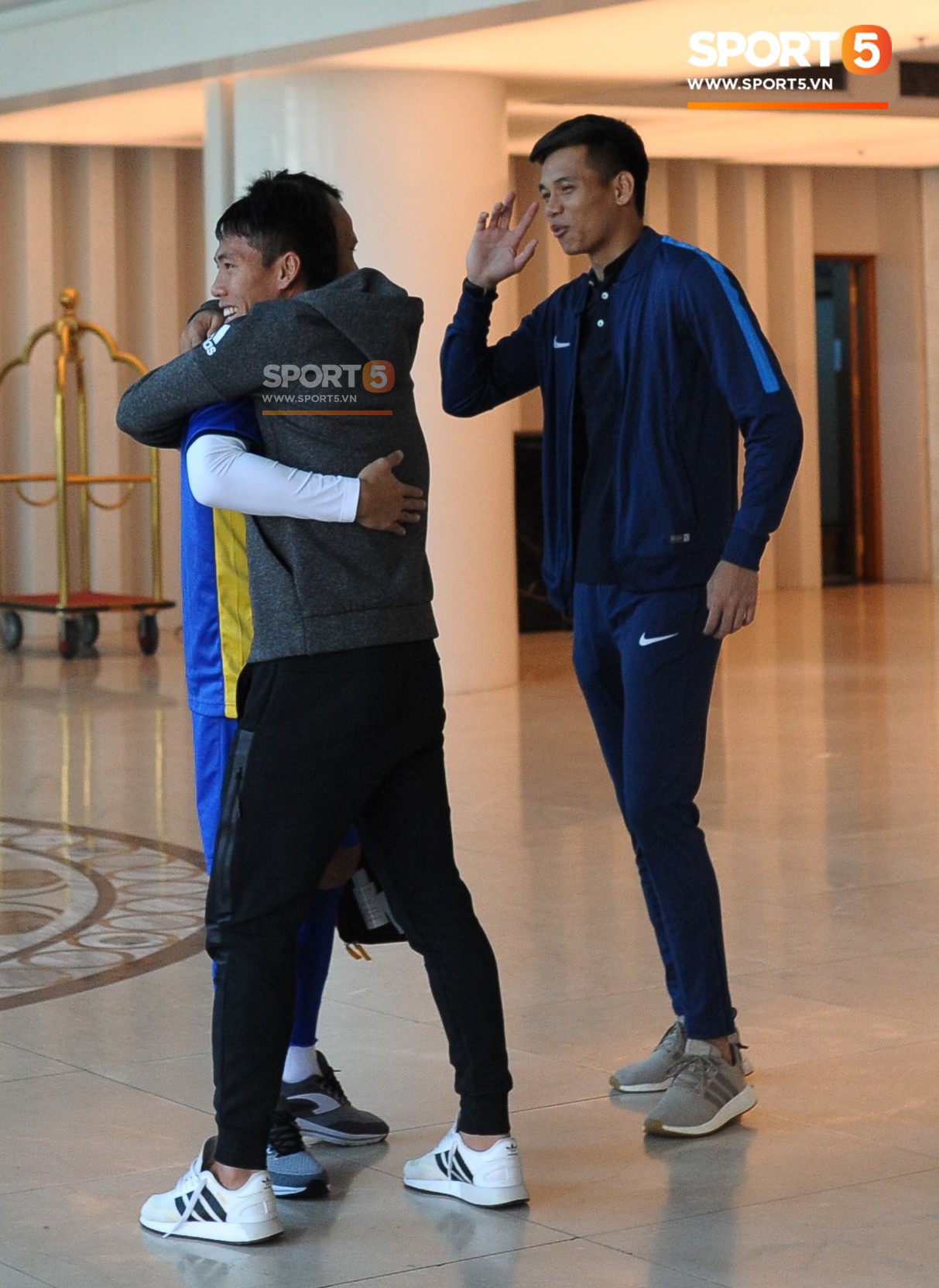 Hồng Duy buồn rầu, Văn Đức vào trong xe ô tô tâm sự trước khi Minh Vương rời đội tuyển Việt Nam-8