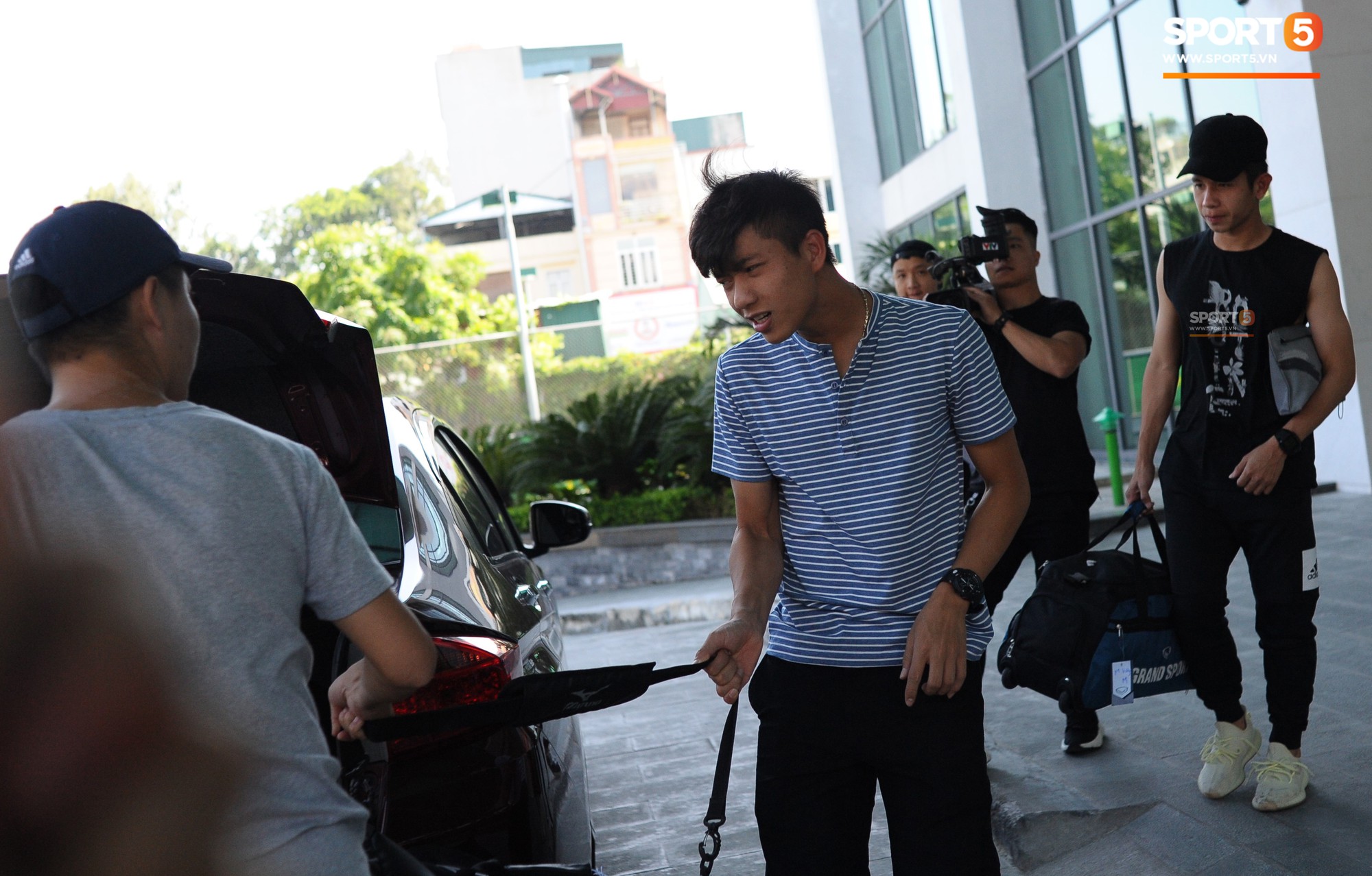 Hồng Duy buồn rầu, Văn Đức vào trong xe ô tô tâm sự trước khi Minh Vương rời đội tuyển Việt Nam-2