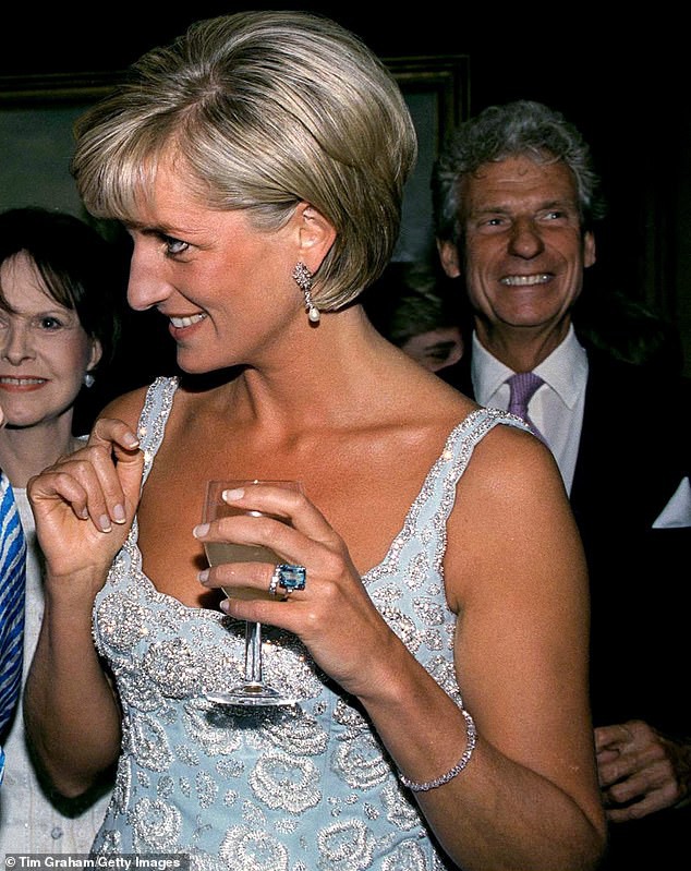 Với loạt chi tiết này, báo Anh tin rằng cả Hoàng gia đang xem Meghan Markle như Công nương Diana thứ 2-2