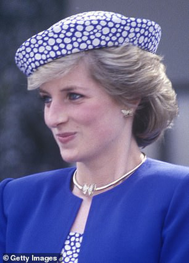 Với loạt chi tiết này, báo Anh tin rằng cả Hoàng gia đang xem Meghan Markle như Công nương Diana thứ 2-4