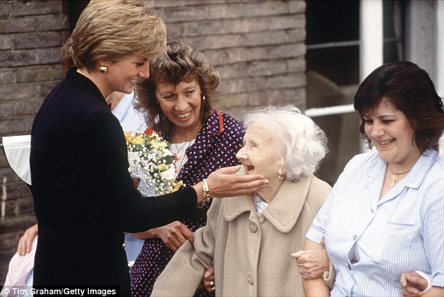 Với loạt chi tiết này, báo Anh tin rằng cả Hoàng gia đang xem Meghan Markle như Công nương Diana thứ 2-6