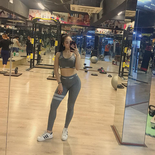 Từ một tấm ảnh chụp trộm, cô giáo tiểu học được săn lùng vì thân hình nóng bỏng-5