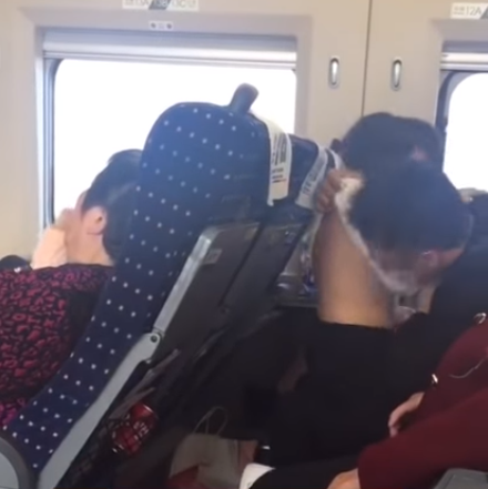 Hành động thân mật khó hiểu của bố với con gái gây sốc mạng xã hội Trung Quốc-1