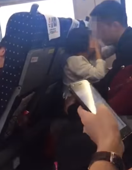 Hành động thân mật khó hiểu của bố với con gái gây sốc mạng xã hội Trung Quốc-3