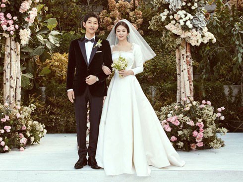 Một năm làm vợ làm chồng tuyệt vời hơn phim của Song Song: Đây là cách đặc biệt mà cặp quyền lực nhất Kbiz chung sống