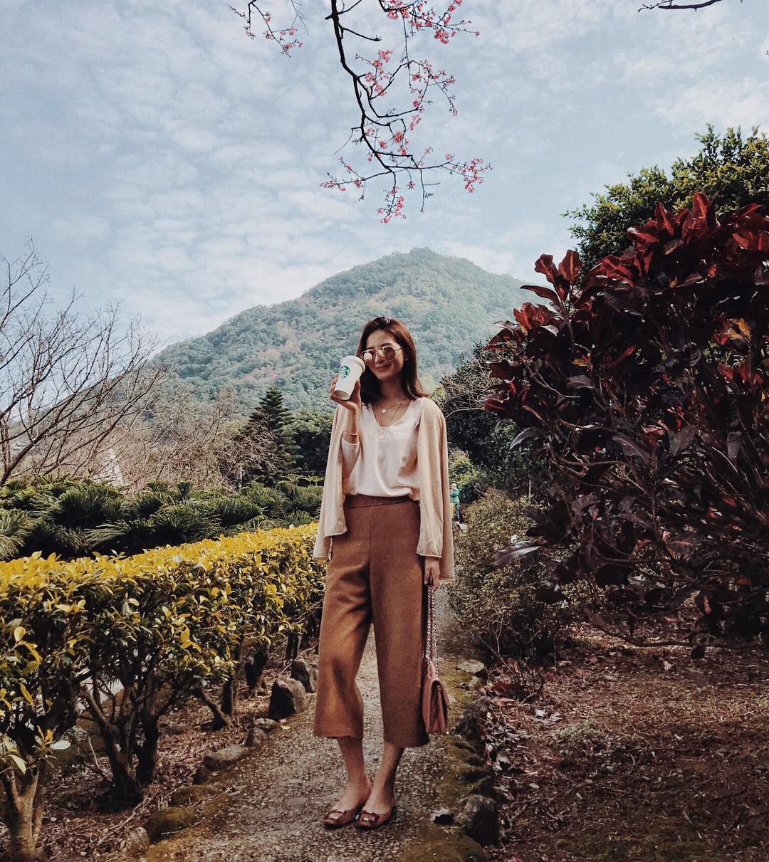 Nếu đã trót phải lòng” gam màu be nền nã, thanh lịch thì các nàng đừng bỏ qua 4 cách mix đồ tuyệt xinh này-5