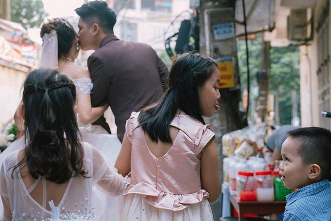 Đứng phía sau cầm váy cho cô dâu, bé gái đã tạo nên khoảnh khắc nghìn like cực độc-1