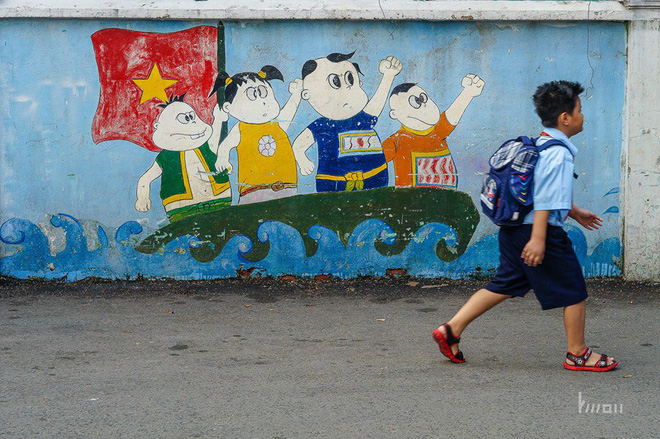 Đứng phía sau cầm váy cho cô dâu, bé gái đã tạo nên khoảnh khắc nghìn like cực độc-2