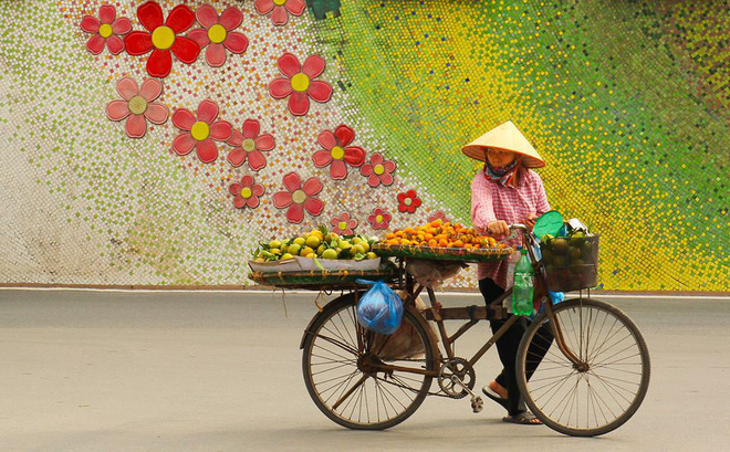 Đứng phía sau cầm váy cho cô dâu, bé gái đã tạo nên khoảnh khắc nghìn like cực độc-3