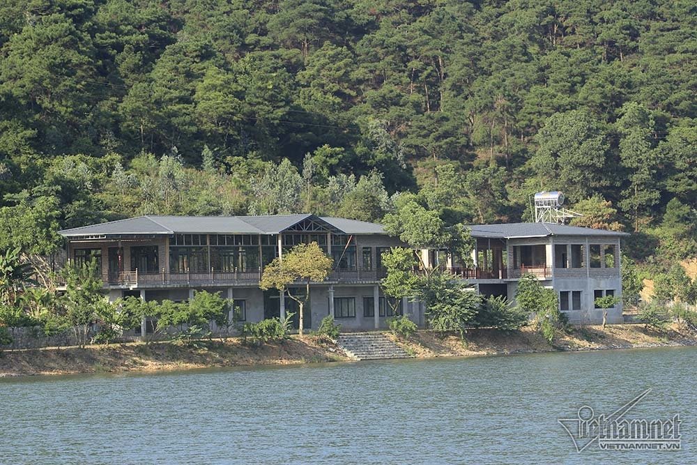 Bí ẩn những ngôi biệt thự trắng sâu trong rừng thông-3