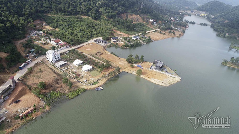 Bí ẩn những ngôi biệt thự trắng sâu trong rừng thông-6