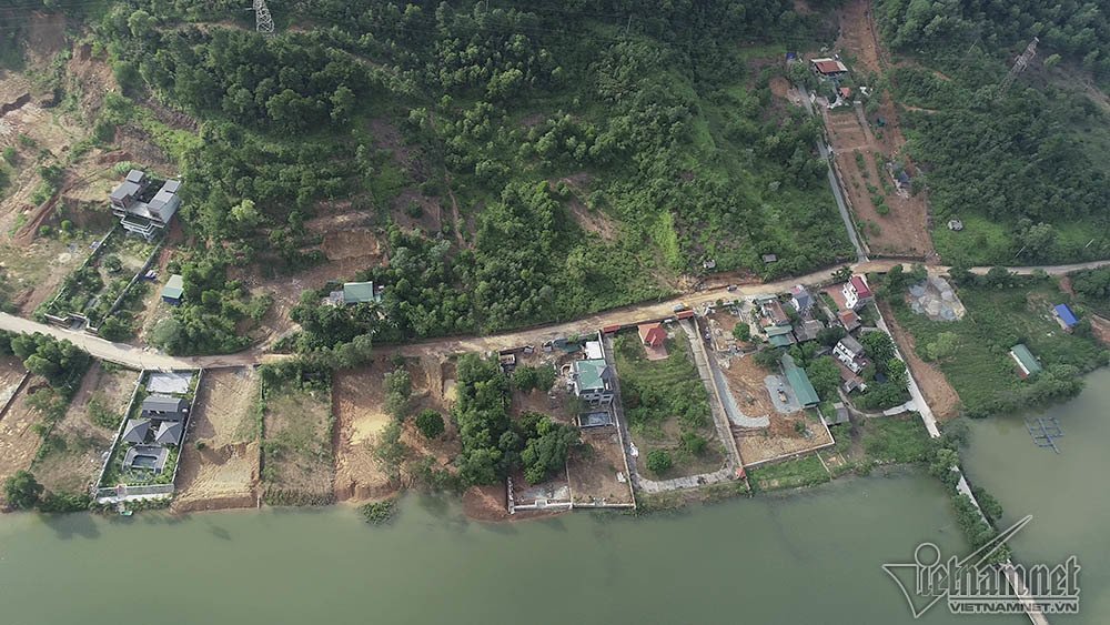 Bí ẩn những ngôi biệt thự trắng sâu trong rừng thông-7