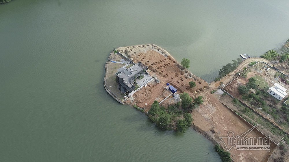 Bí ẩn những ngôi biệt thự trắng sâu trong rừng thông-10