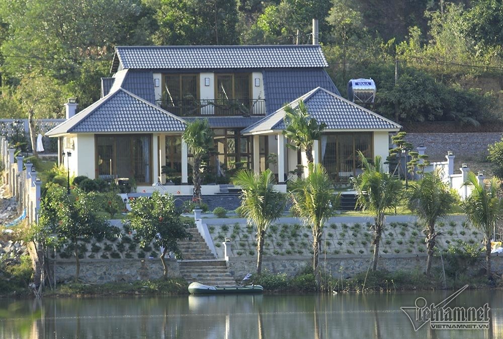 Bí ẩn những ngôi biệt thự trắng sâu trong rừng thông-13