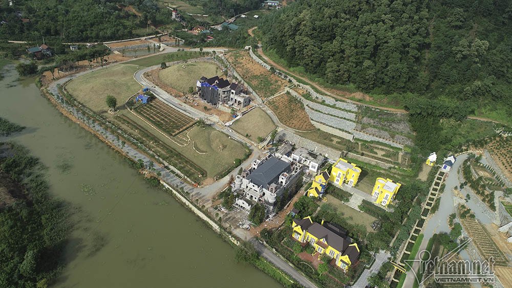 Bí ẩn những ngôi biệt thự trắng sâu trong rừng thông-8