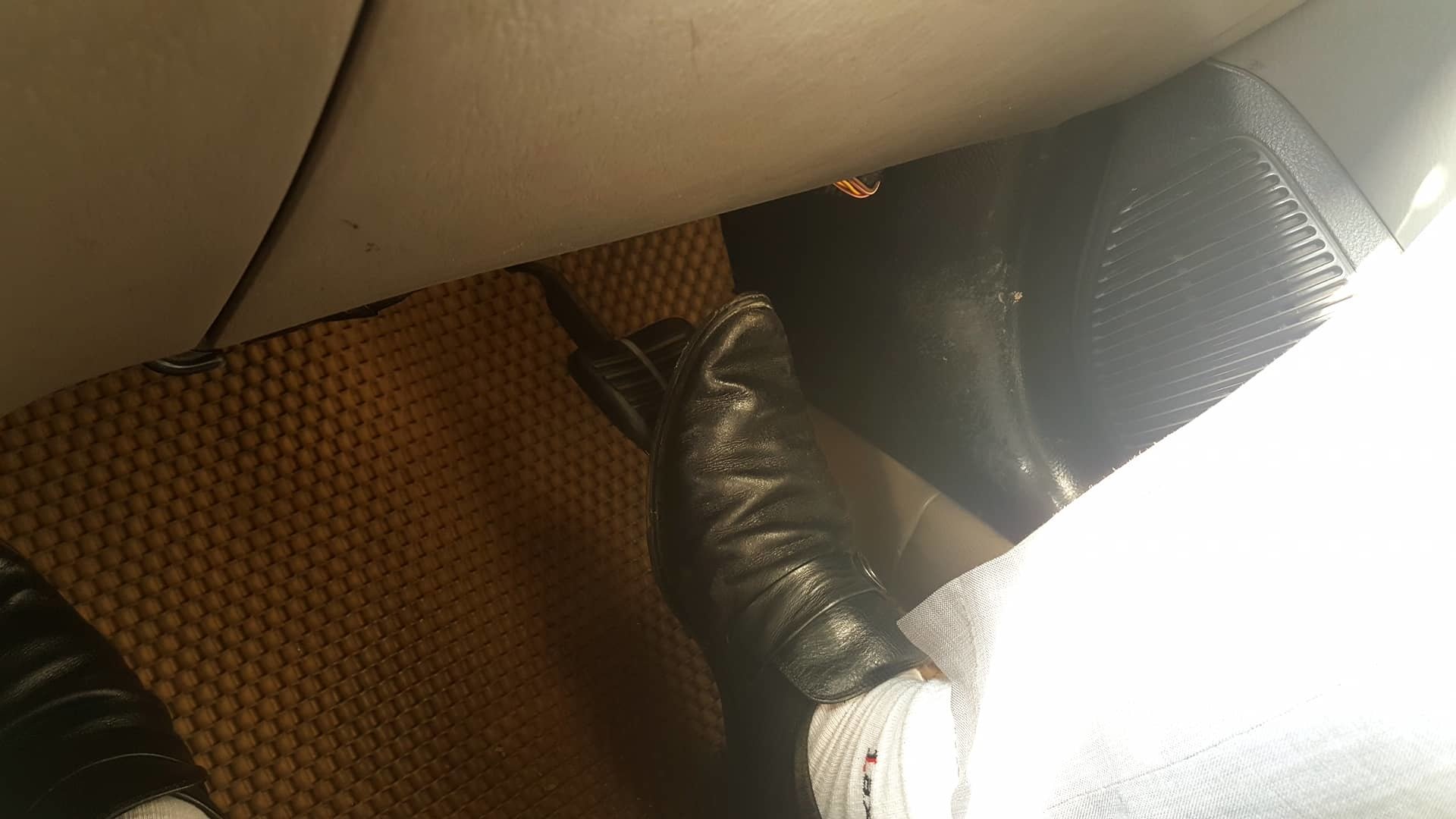 Quý bà váy ngắn ngồi sau vô-lăng, thầy dạy lái xe tái mặt-3