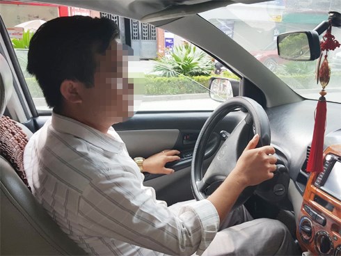 Quý bà váy ngắn ngồi sau vô-lăng, thầy dạy lái xe tái mặt