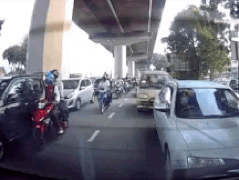 2 tên cướp đập vỡ cửa kính ô tô, giật túi xách ngay giữa đường