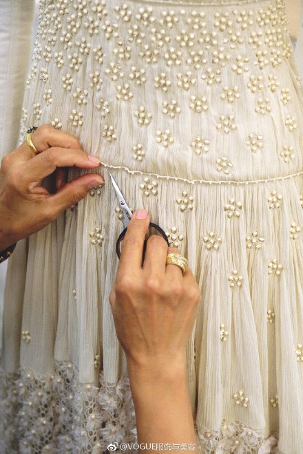 Cận cảnh váy cưới của Đường Yên: lộng lẫy như công chúa, tốn hơn 5.000 giờ thực hiện và ẩn chứa bí mật bất ngờ-21