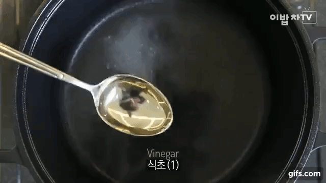 Lần tới luộc trứng hãy cho 2 nguyên liệu quen thuộc trong nhà bếp này vào rồi bạn sẽ thấy điều kỳ diệu xảy ra-3