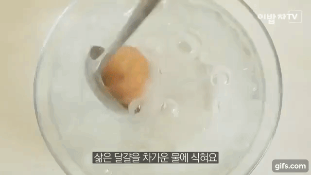 Lần tới luộc trứng hãy cho 2 nguyên liệu quen thuộc trong nhà bếp này vào rồi bạn sẽ thấy điều kỳ diệu xảy ra-4
