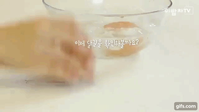 Lần tới luộc trứng hãy cho 2 nguyên liệu quen thuộc trong nhà bếp này vào rồi bạn sẽ thấy điều kỳ diệu xảy ra-5