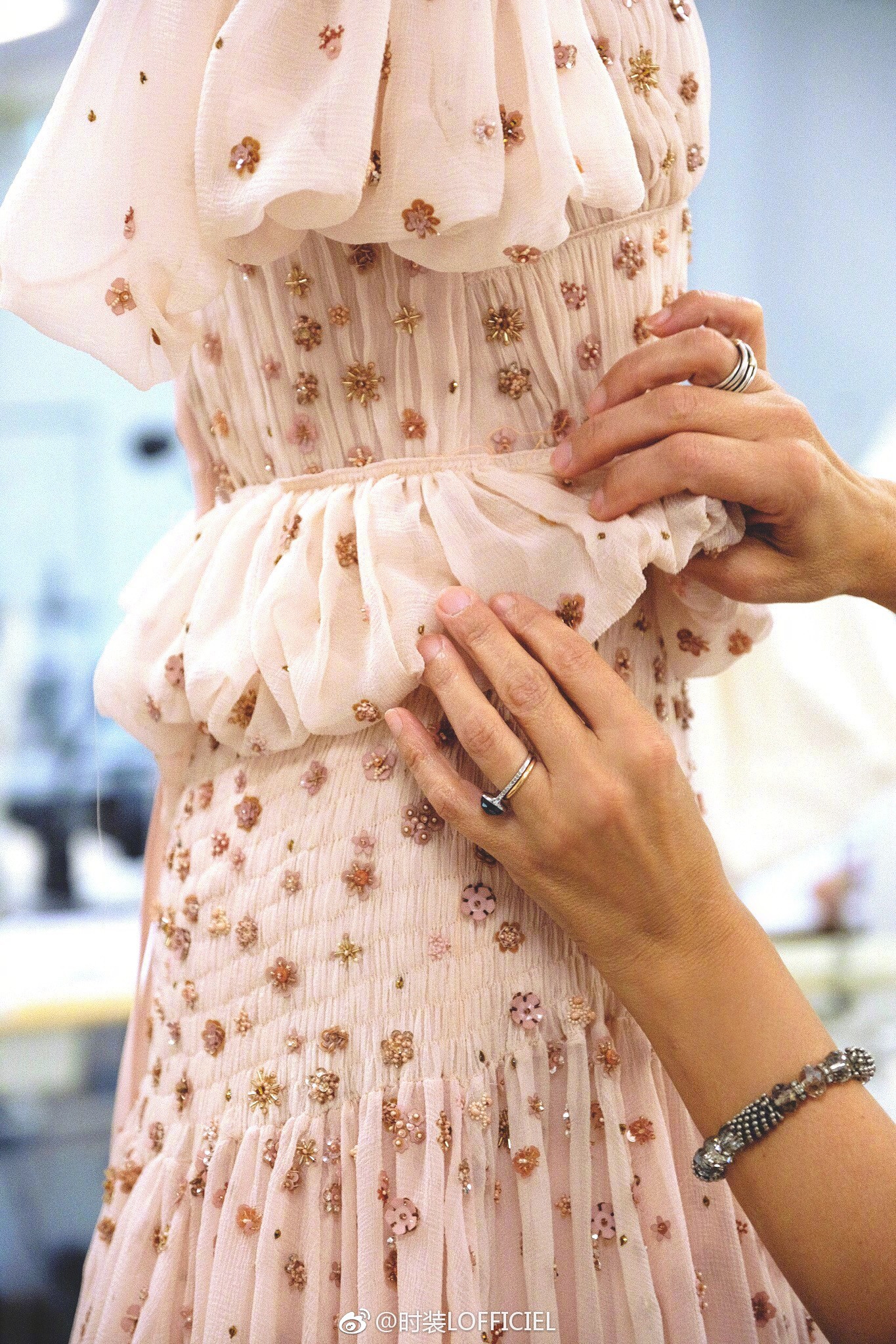 Cận cảnh váy cưới của Đường Yên: lộng lẫy như công chúa, tốn hơn 5.000 giờ thực hiện và ẩn chứa bí mật bất ngờ-17