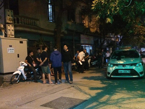 Đến phòng trọ của con gái, cha mẹ bất ngờ phát hiện bạn trai chung phòng đang đưa con mình đi cấp cứu-2