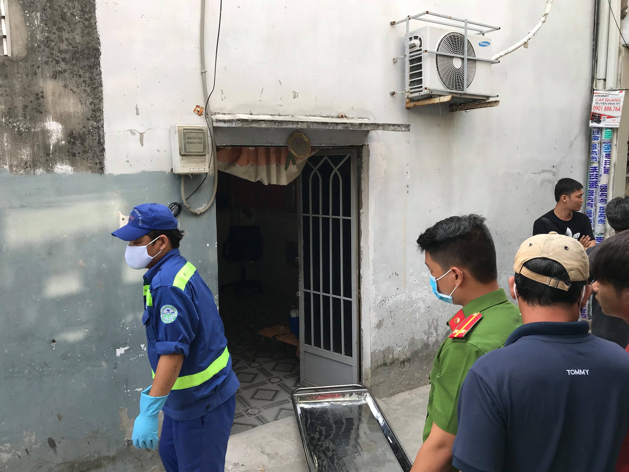 Đến phòng trọ của con gái, cha mẹ bất ngờ phát hiện bạn trai chung phòng đang đưa con mình đi cấp cứu-1