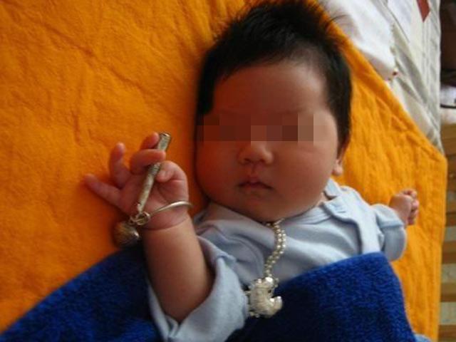 Lắc bạc của cháu ngày càng sáng, bà nức nở khen khỏe, mẹ đưa đi khám thì rùng mình-1