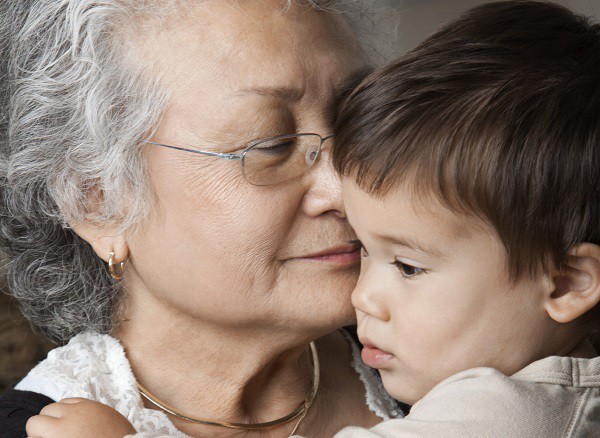 Thấy mẹ chồng đêm nào cũng khóc vì đau đớn, tôi đòi dẫn mẹ đi mổ thì bị chồng và chị chồng quát vào mặt-1