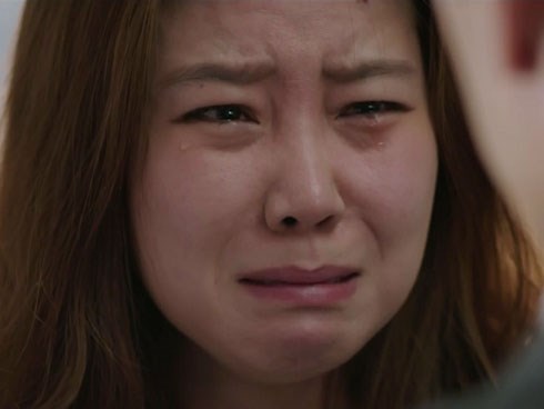 Thấy mẹ chồng đêm nào cũng khóc vì đau đớn, tôi đòi dẫn mẹ đi mổ thì bị chồng và chị chồng quát vào mặt