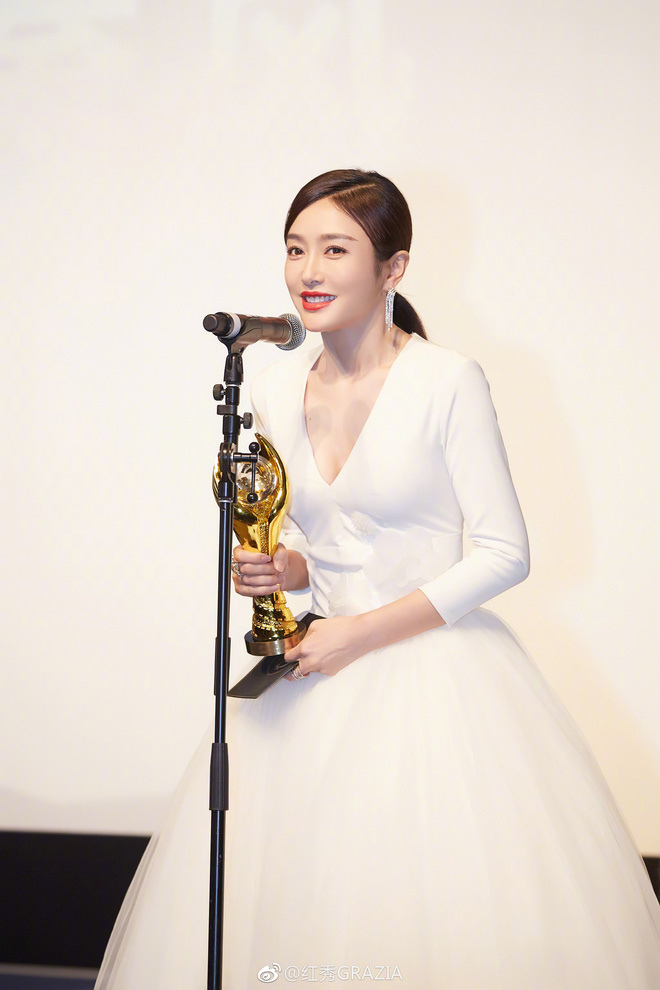 Vẫn với thói quen khâu váy cho bớt sexy, Tần Lam từ nữ thần hóa mỹ nhân chỉ trong 1 buổi tối-2