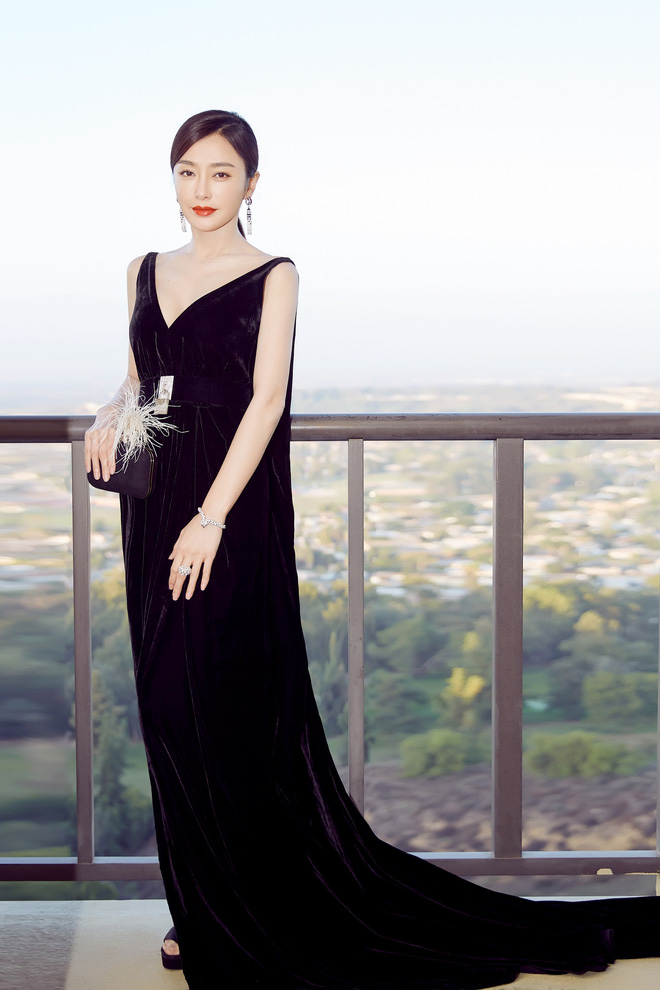 Vẫn với thói quen khâu váy cho bớt sexy, Tần Lam từ nữ thần hóa mỹ nhân chỉ trong 1 buổi tối-5