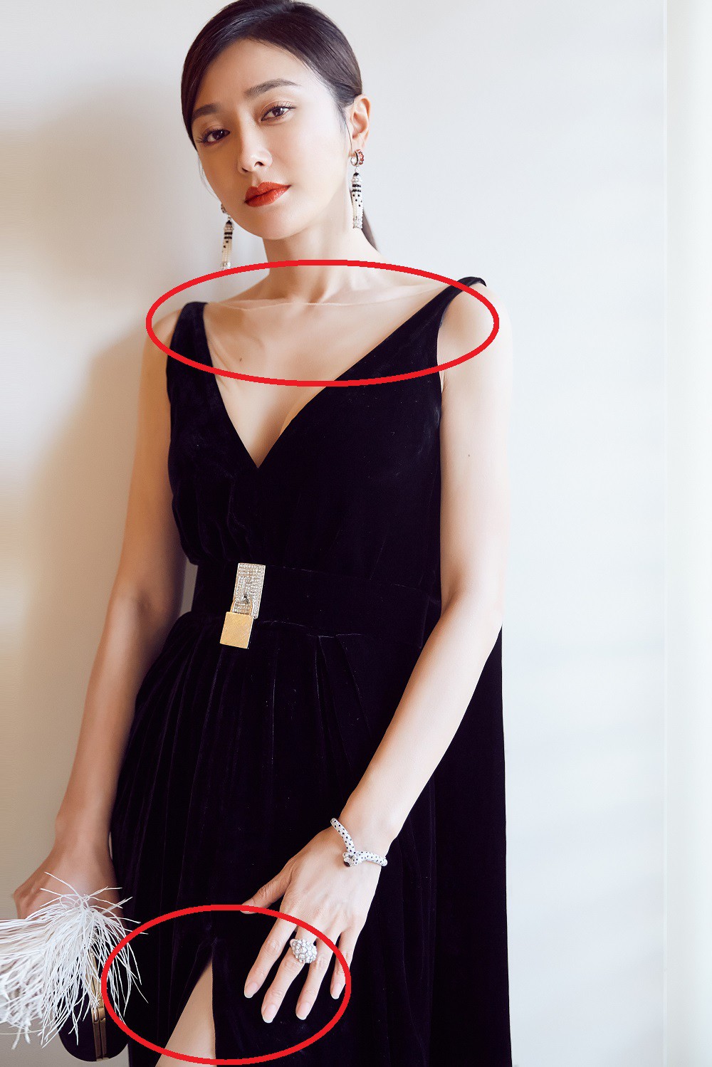 Vẫn với thói quen khâu váy cho bớt sexy, Tần Lam từ nữ thần hóa mỹ nhân chỉ trong 1 buổi tối-9