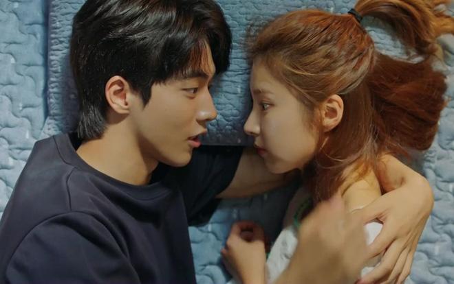 Tỉnh dậy sau đêm đầu tiên mặn nồng, tôi chết lặng khi nghe bạn trai điện thoại cho 1 người…-4