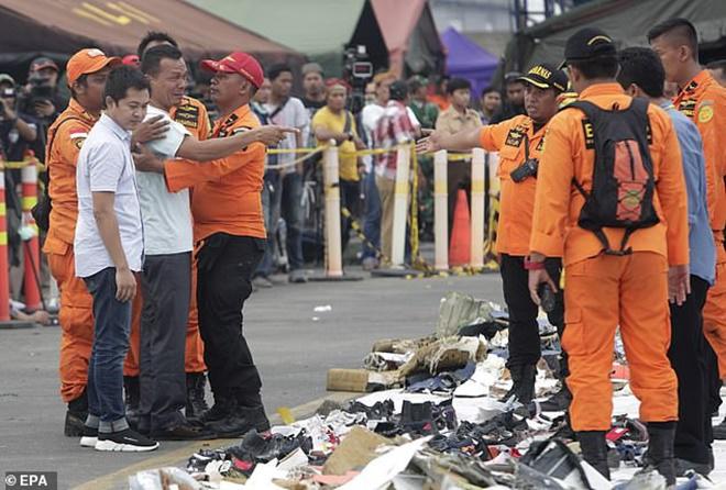 Nước mắt cay đắng của người nhà nạn nhân trong vụ máy bay chở 189 hành khách rơi xuống biển-5