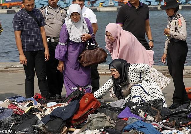 Nước mắt cay đắng của người nhà nạn nhân trong vụ máy bay chở 189 hành khách rơi xuống biển-6