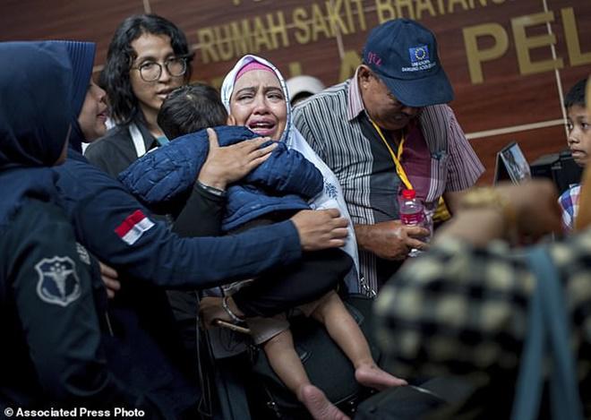 Nước mắt cay đắng của người nhà nạn nhân trong vụ máy bay chở 189 hành khách rơi xuống biển-7