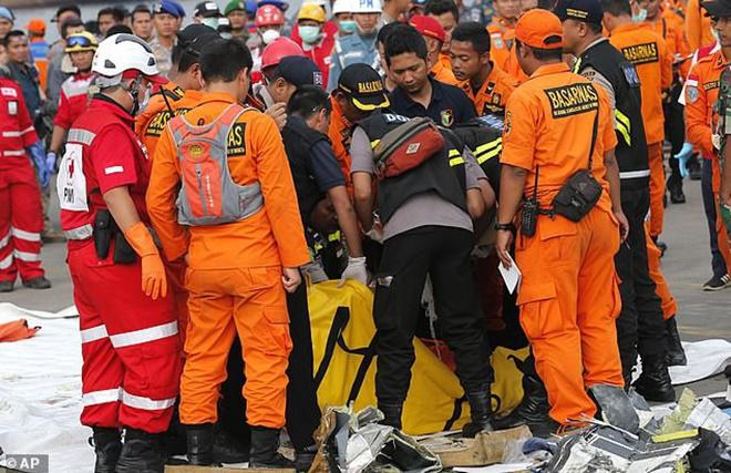 Nước mắt cay đắng của người nhà nạn nhân trong vụ máy bay chở 189 hành khách rơi xuống biển-9